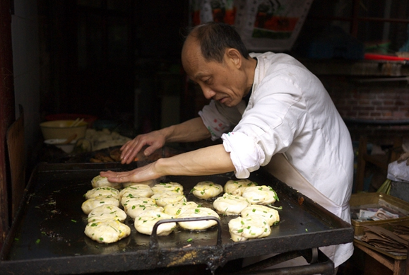 上海驼背老伯卖油饼34年惊动BBC 涉无证经营被停业