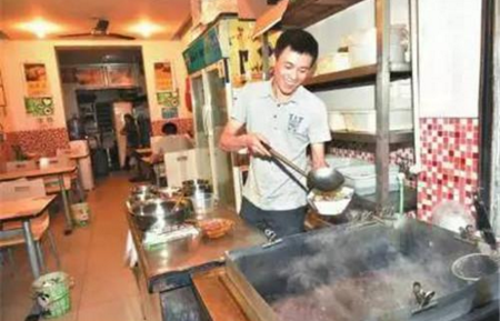 老人吃饭忘付饭钱，餐馆老板“理解”感动全国