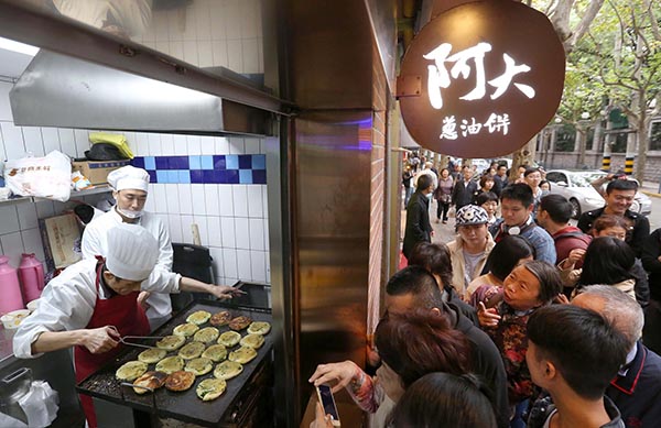 无孔不入！黄牛盯上上海网红葱油饼，价格翻10倍