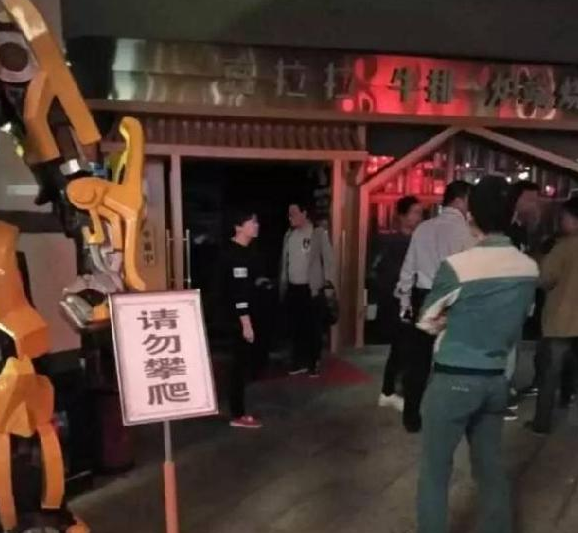 陕西一餐厅吊顶垮塌致13人受伤 2人伤情严重