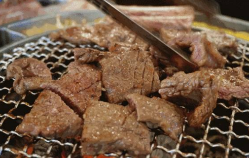 餐饮新骗术：小伙吃了一顿烤肉，准备买房交首付的55万没了