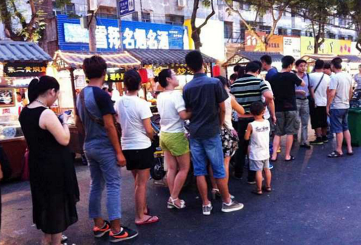 网红饼店雇人排队 20人队伍有7人都是托