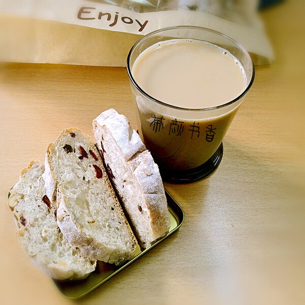 茶颜书香“茶饮+欧包”的轻餐饮模式，备受消费者欢迎