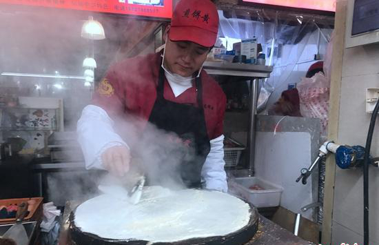 一张煎饼的双城记：摊煎饼的手转再快也赶不上房价