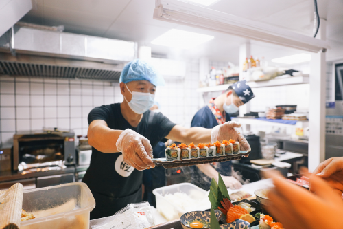 “小吃小喝”火爆 小餐饮获资本青睐 “晓寿司”估值过亿