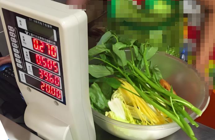 “106元一碗”，频频被骂上热搜，麻辣烫到底经历了什么？|餐饮界
