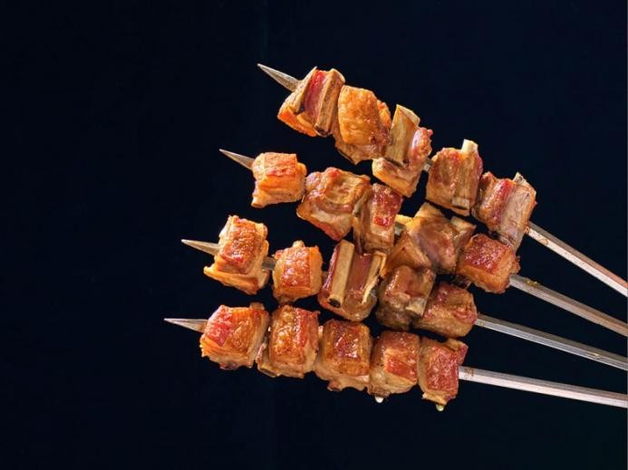 乌鲁木齐哪家烤羊腿外酥里嫩，而且羊肉不膻？｜6款主流品牌选购指南（2026版）