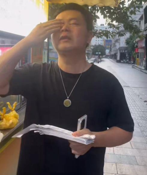 反向给顾客塞钱，走红后关掉打赏 两位摊位主理人交了一份专业公关答卷|餐饮界
