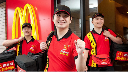 与 UberEats 合作，四分之一的美国麦当劳餐厅月底都能送外卖了|餐饮界