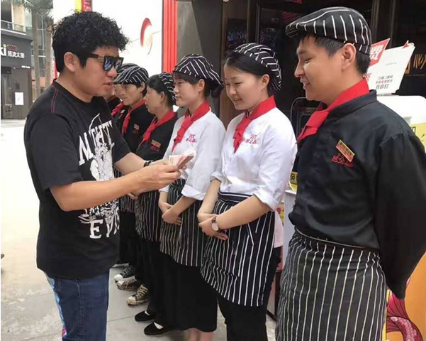 餐饮业“红包帝”的10条法则：钱得这么发，员工才会有干劲！|餐饮界