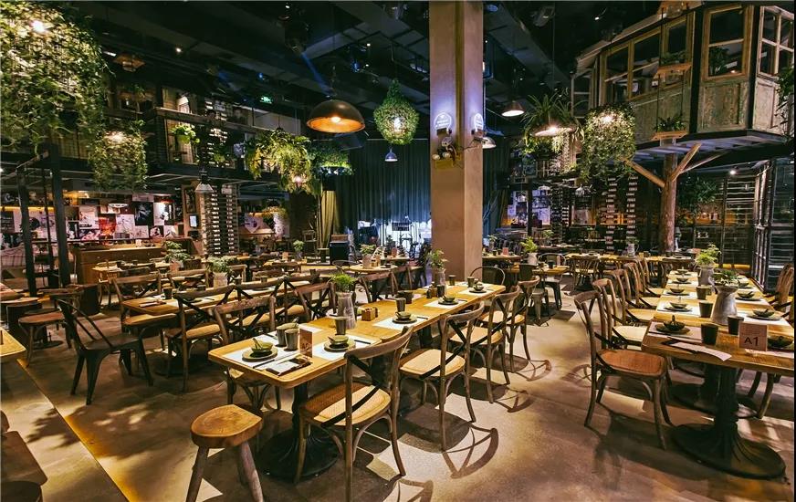 星巴克、火锅店抢着入局的小酒馆，到底好在哪里？|餐饮界