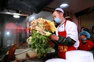 湘下佬老长沙吃货铺引领快餐小吃潮流，天水麻辣烫爆火折射消费新趋势|餐饮界